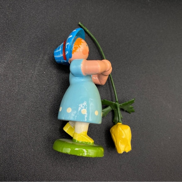 Very Old ERZGEBIRGE German Hand Carved Wooden Girl Holding Yellow Daffodil - Picture 9 of 15